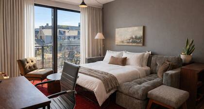 Walker`s Point Designer 2BR · Prime Location with Balcony and Gym · Sleeps 6