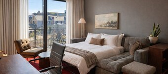 Walker`s Point Designer 2BR · Prime Location with Balcony and Gym · Sleeps 6