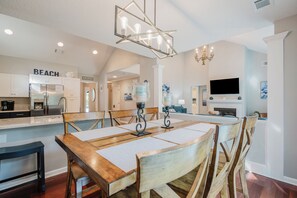 Dining - Sea Pines Serenity w/pool access & beach shuttle (Hilton Head Island)