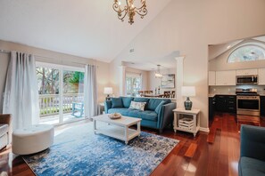 TV - Sea Pines Serenity w/pool access & beach shuttle (Hilton Head Island)