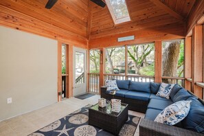 TV - Sea Pines Serenity w/pool access & beach shuttle (Hilton Head Island)