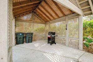 Terrace/patio - Sea Pines Serenity w/pool access & beach shuttle (Hilton Head Island)