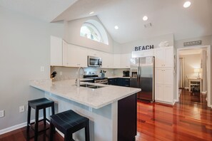 Microwave, oven, stovetop, dishwasher - Sea Pines Serenity w/pool access & beach shuttle (Hilton Head Island)