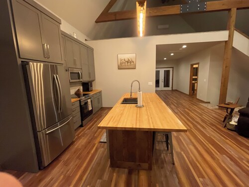 Welcoming 2-bedroom barndominium near Flat Creek, MO