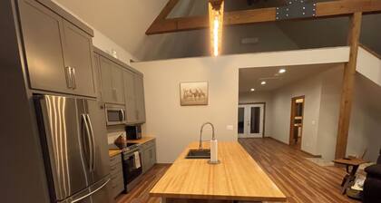 Welcoming 2-bedroom barndominium near Flat Creek, MO