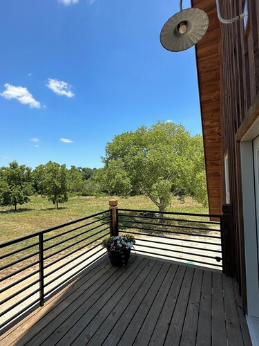 Welcoming 2-bedroom barndominium near Flat Creek, MO