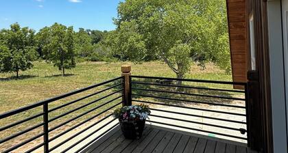 Welcoming 2-bedroom barndominium near Flat Creek, MO