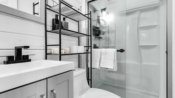 Dusche, Haartrockner, Handtücher, Seife