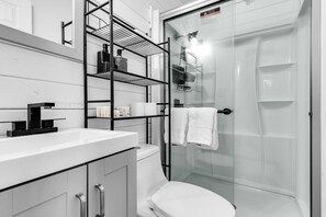 Shower, hair dryer, towels, soap - Beautiful bungalow with AC and Hot tub in Tavernier (florida)