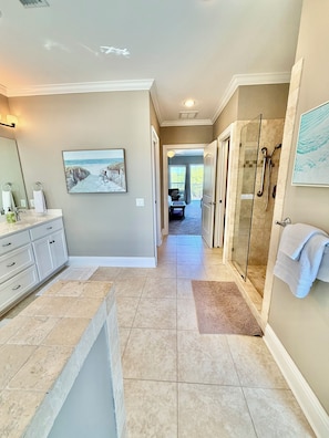 Shower, hair dryer, towels, soap - Marvelous 3-bedroom townhome with Pool, Boat Ramp and River Views (St. Marys)