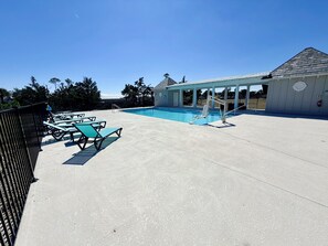 Outdoor pool - Marvelous 3-bedroom townhome with Pool, Boat Ramp and River Views (St. Marys)