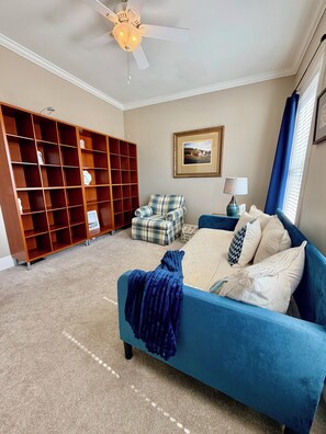 TV - Marvelous 3-bedroom townhome with Pool, Boat Ramp and River Views (St. Marys)