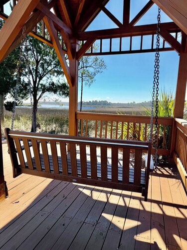 Marvelous 3-bedroom townhome with Pool, Boat Ramp and River Views