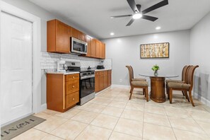 Private kitchen - Hard Rock Stadium Hideaway Guesthouse 1B + Living Den (Miami Gardens)