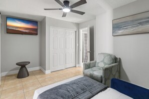 1 bedroom, iron/ironing board, Internet, bed sheets - Hard Rock Stadium Hideaway Guesthouse 1B + Living Den (Miami Gardens)
