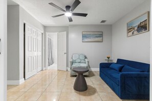 Living area - Hard Rock Stadium Hideaway Guesthouse 1B + Living Den (Miami Gardens)