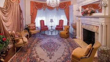 Comfort-værelse med dobbeltseng eller 2 enkeltsenge - udsigt til gårdsplads | Interiør