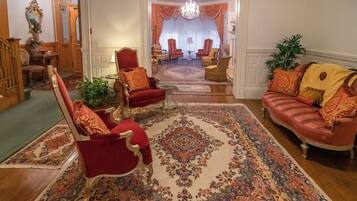 Comfort-værelse med dobbeltseng eller 2 enkeltsenge - udsigt til gårdsplads | Interiør