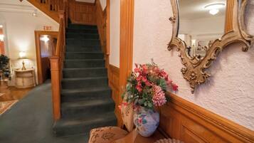 Comfort-værelse med dobbeltseng eller 2 enkeltsenge - udsigt til gårdsplads | Interiør