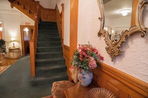 Comfort-værelse med dobbeltseng eller 2 enkeltsenge - udsigt til gårdsplads | Interiør