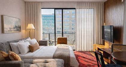 Walker`s Point Designer 2BR · Prime Location with Balcony and Gym · Sleeps 6