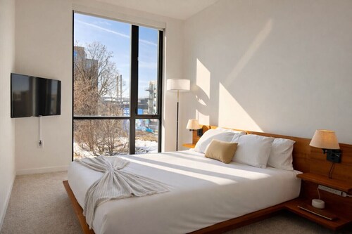 Walker`s Point Designer 2BR · Prime Location with Balcony and Gym