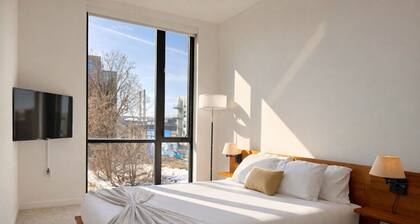 Walker`s Point Designer 2BR · Prime Location with Balcony and Gym