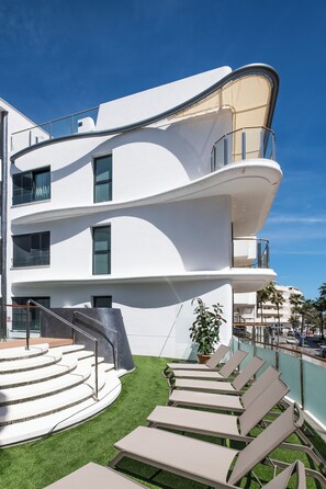 Property grounds - Luxury 3BR City Center Apartment with Pool, Balcony & Parking, Walk to Beach (Estepona)