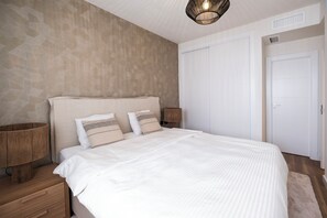 3 bedrooms, iron/ironing board, WiFi, bed sheets - Luxury 3BR City Center Apartment with Pool, Balcony & Parking, Walk to Beach (Estepona)