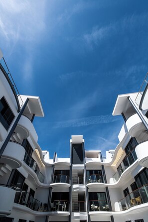 Exterior - Luxury 3BR City Center Apartment with Pool, Balcony & Parking, Walk to Beach (Estepona)
