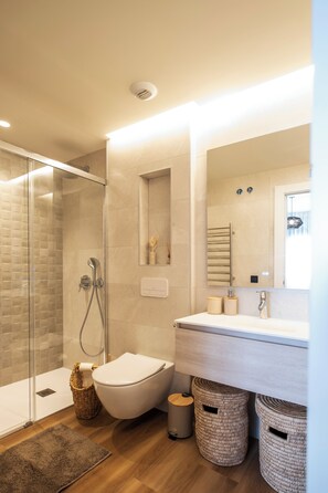 Shower, hair dryer, towels, soap - Luxury 3BR City Center Apartment with Pool, Balcony & Parking, Walk to Beach (Estepona)