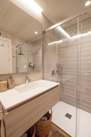 Shower, hair dryer, towels, soap - Luxury 3BR City Center Apartment with Pool, Balcony & Parking, Walk to Beach (Estepona)