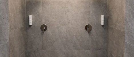 Douche, sĂšche-cheveux, serviettes fournies, savon