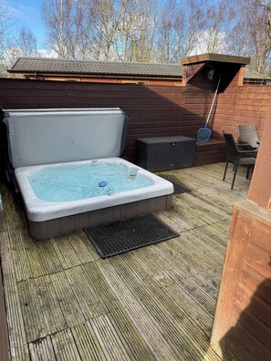 Outdoor spa tub - Isabella’s Hideaway – peaceful lakeside lodge with private hot tub (Morpeth)