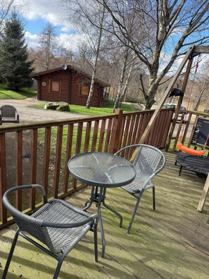 Outdoor dining - Isabella’s Hideaway – peaceful lakeside lodge with private hot tub (Morpeth)