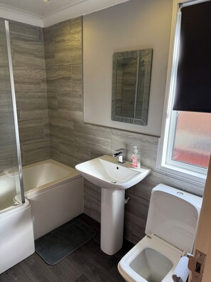 Shower, hair dryer, soap, toilet paper - Isabella’s Hideaway – peaceful lakeside lodge with private hot tub (Morpeth)