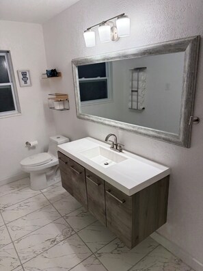 Toallas, jabón, papel de baño 