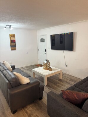 Living area - 3-bedroom house in pleasant Ellenton with public boat ramp (Ellenton)