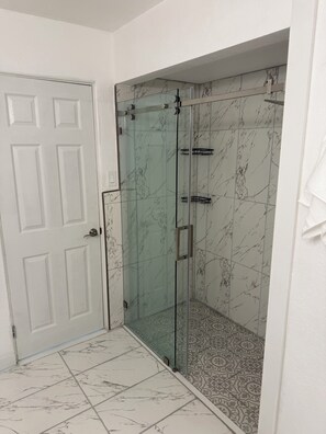 Toallas, jabón, papel de baño 