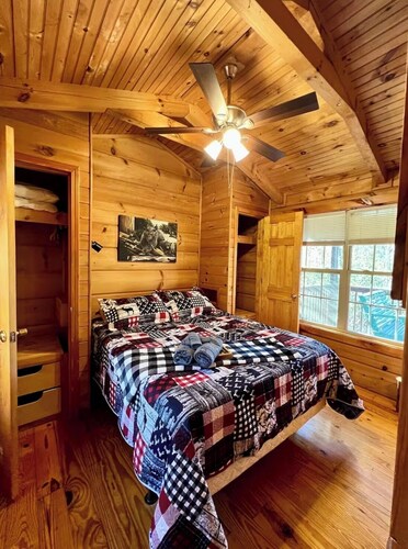 Eastatoee Bears Cabin B with Mtn and Waterfall Hikes