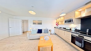 Fridge, microwave, oven, stovetop - Sandy Bottoms - an apartment that sleeps 2 guests in 1 bedroom (Filey)