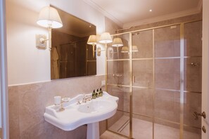 Shower, bidet, towels, toilet paper - Executive Suite with Terrace in Sorrento Center (Sorrento)