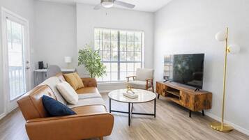 Smart TV, fireplace