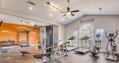 Boulevard Stays Quiet 1BR King Suite, Pool Access, Gym