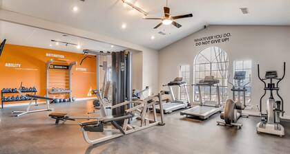 Boulevard Stays Quiet 1BR King Suite, Pool Access, Gym