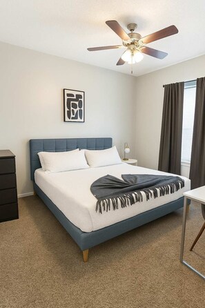 1 bedroom, desk, iron/ironing board, WiFi - Boulevard Stays Quiet 1BR King Suite, Pool Access, Gym (Irving)
