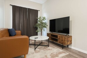 Smart TV, fireplace - Boulevard Stays Quiet 1BR King Suite, Pool Access, Gym (Irving)