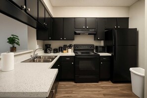 Refrigerador, microondas, horno, placa de cocina