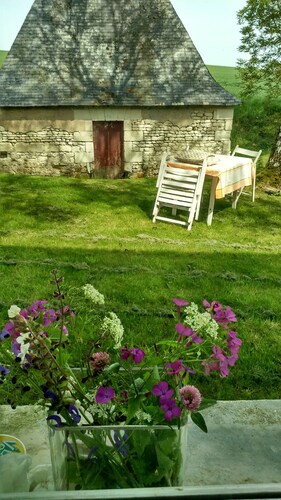 Chambre d'hôte dans maison de charme et son lavoir.