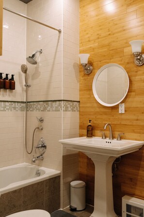 Sèche-cheveux, serviettes fournies, savon, papier toilette